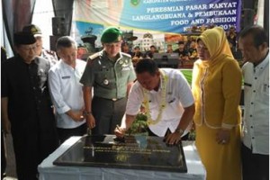 Wakil Bupati Kuningan, H Acep Purnama saat meresmikan Pasar rakyat Langlangbuana ditandai dengan penandatangan prasasti.